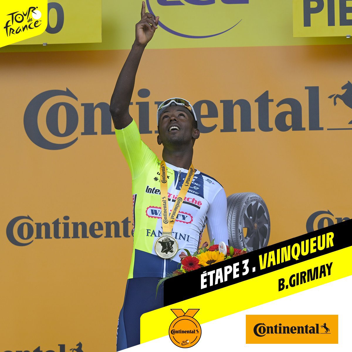 2024 07 01 Biniam Girmay célèbre sa première victoire sur le podium à TURIN lors de la 3e étape du Tour de France